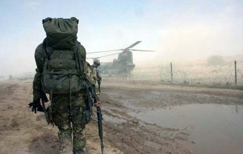 Fob Delaram Soldiers fully equipped goes to helicopter